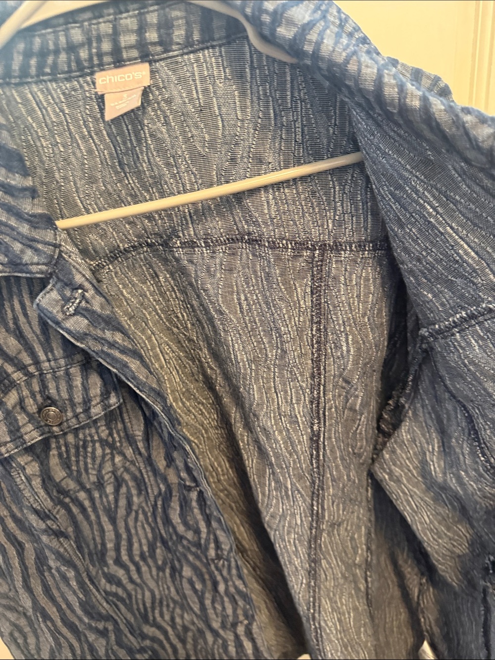 Chico's Blue Wave-Pattern Button-Front Jean Jacket Size 3 - Picture 5 of 6